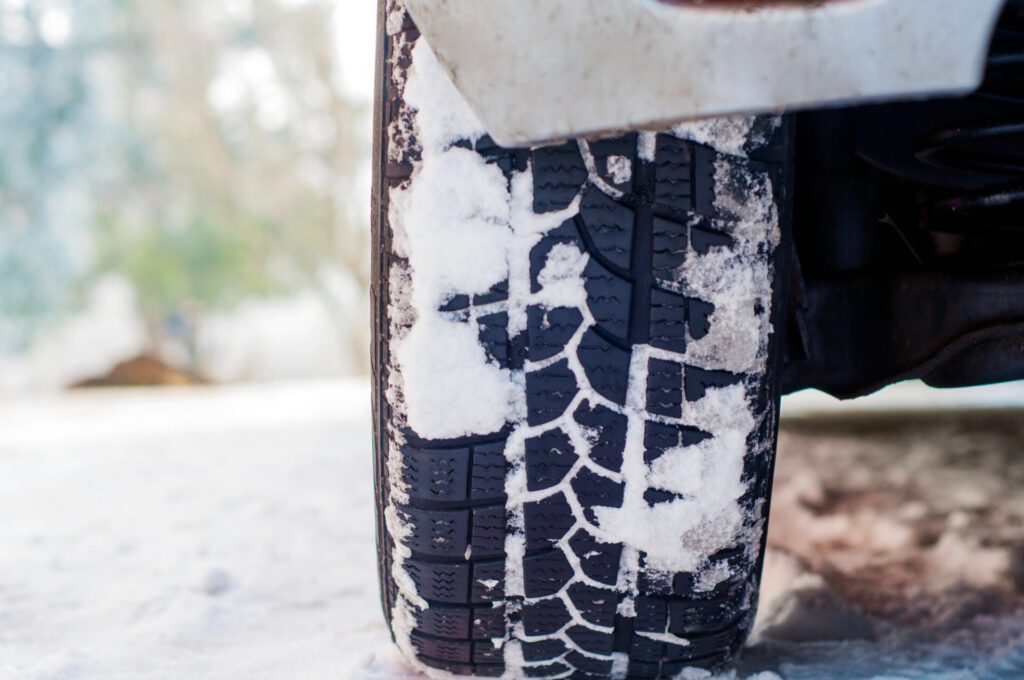 Οδήγηση στο χιόνι – Συχνές Ερωτήσεις (faq) - amortiser online - Ελαστικά αυτοκινήτου σε χειμερινό δρόμο καλυμμένο με χιόνι. Οχημα σε χιονισμένο δρομάκι το πρωί στη χιονόπτωση. Image by dragana_gordic on freepik