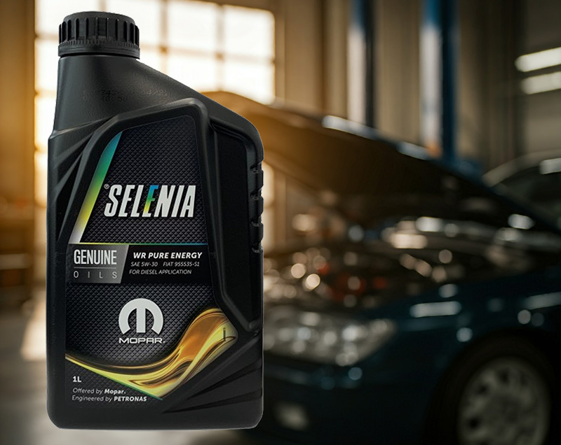 Selenia 5w30 με φόντο ένα συνεργείο αυτοκινήτων